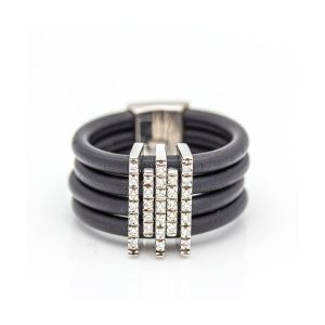 Anillo en Oro Blanco, Caucho y Diamantes