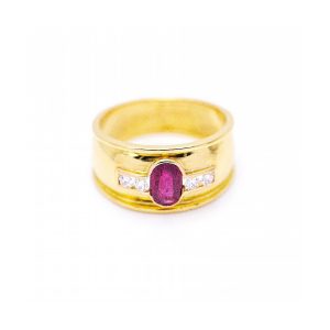Anillo de Oro con Rubi en talla Oval